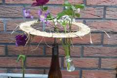 Floral gestaltete Weinflasche